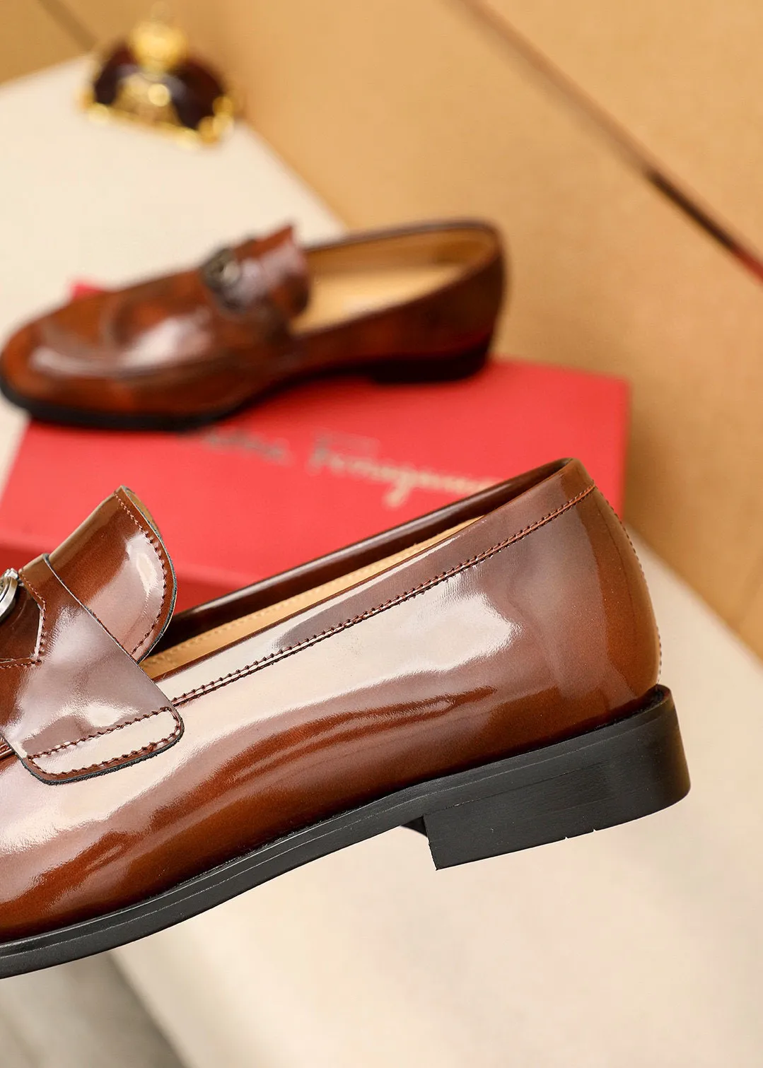 Men's shoes💰460💰 Product trademark: Ferragamo "Ferragamo" casual leather shoes Regular size: 38-44 (45🉑️customized) Product materials: Selected imported first-layer open-edge beaded cowhide leather upper + luxury hardware buckle, imported water-dyed cowhide leather lining. Strong three-dimensional visual effect, original outsole color: 1⃣️color optional